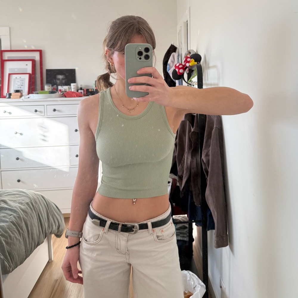 Aritzia Sunday best sinchseamless tank top!!